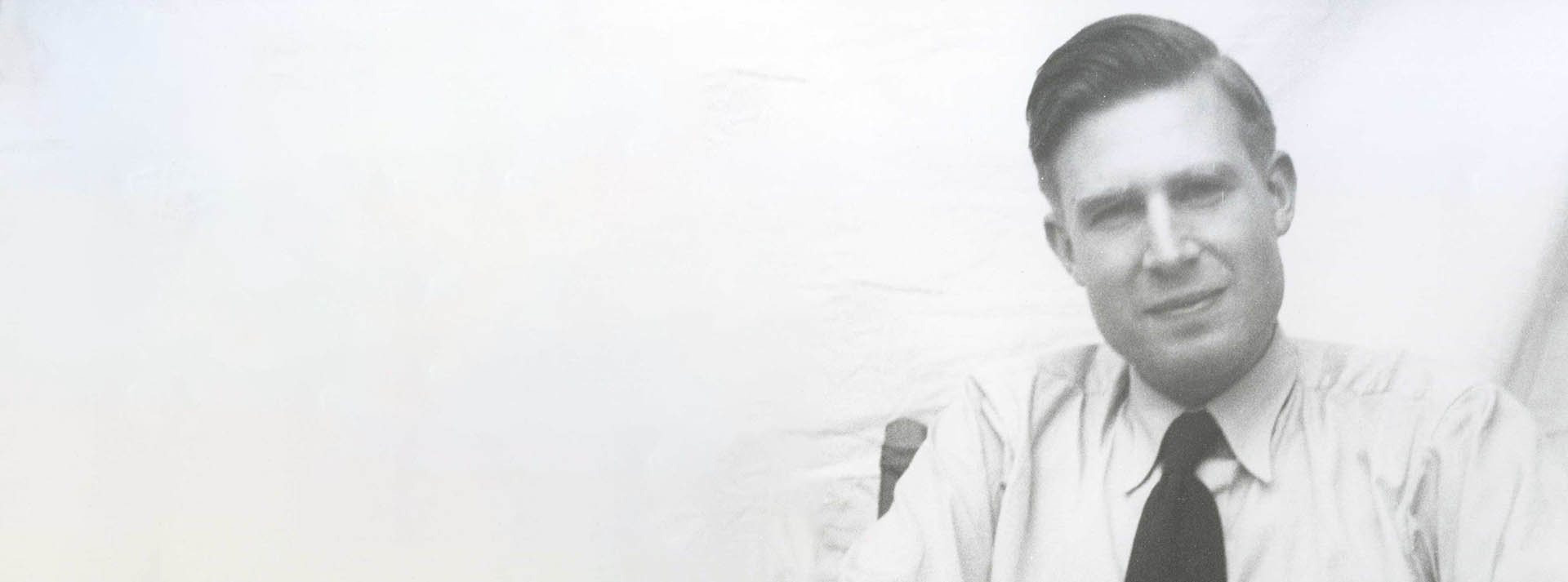 Svartvitt fotografi av 34-årig Georg Henrik von Wright i vit skjorta och svart slips (detalj)